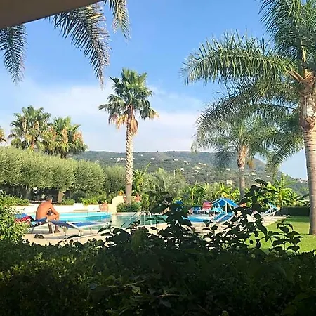 Ξενοδοχείο με διαμερίσματα Delta Club